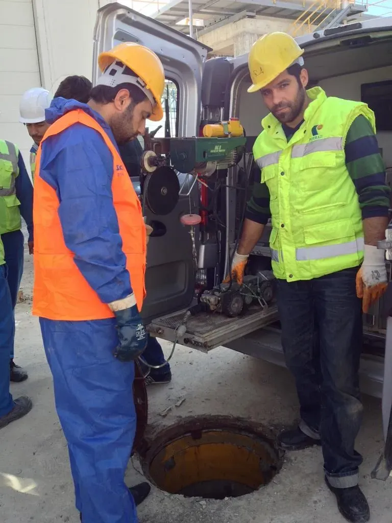 Çankaya kanal tıkanıklığı açma ekibi açık alanda iş başında