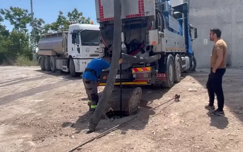 Çankaya kanal tıkanıklığı açma ekibi şantiyede iş başında