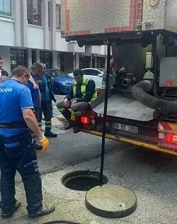 Çankaya kanal tıkanıklığı açma ekibi sokakta iş başında