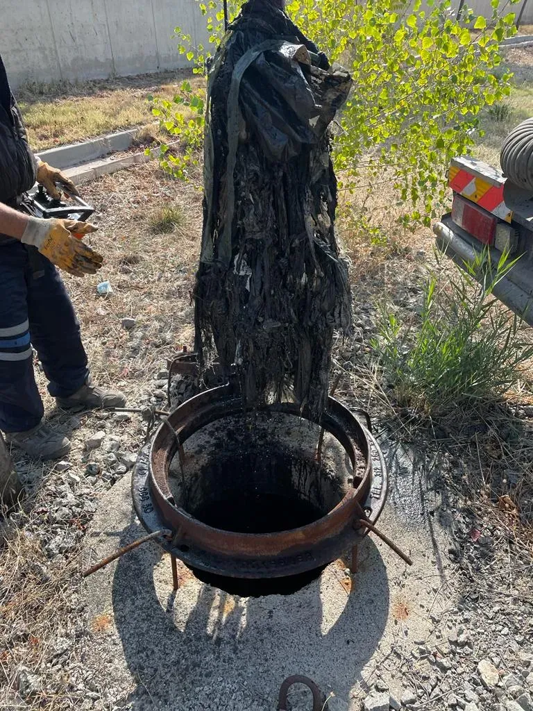 Çankaya rögar temizliği ekibi açık alanda iş başında